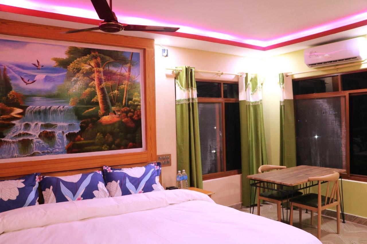 Hotel National Park Sauraha Bagian luar foto
