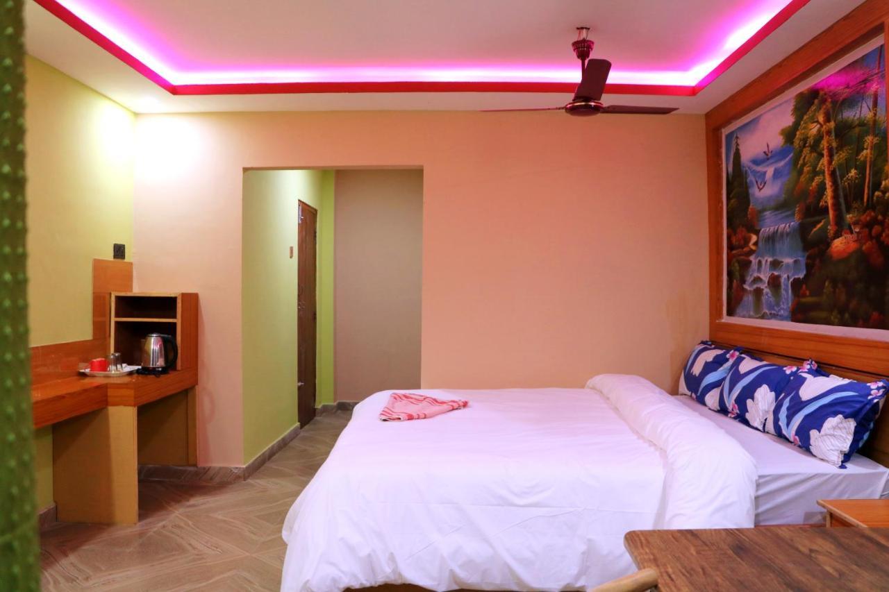 Hotel National Park Sauraha Bagian luar foto