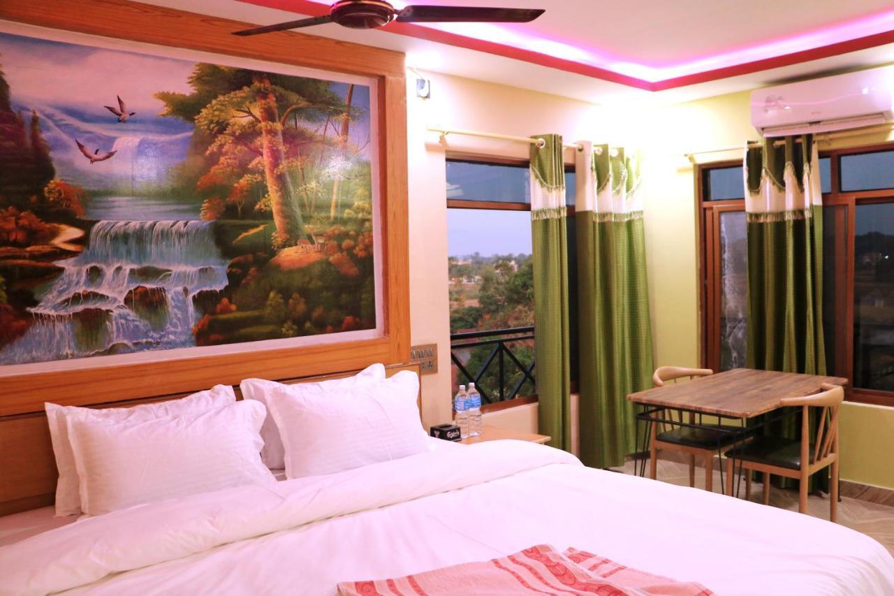 Hotel National Park Sauraha Bagian luar foto