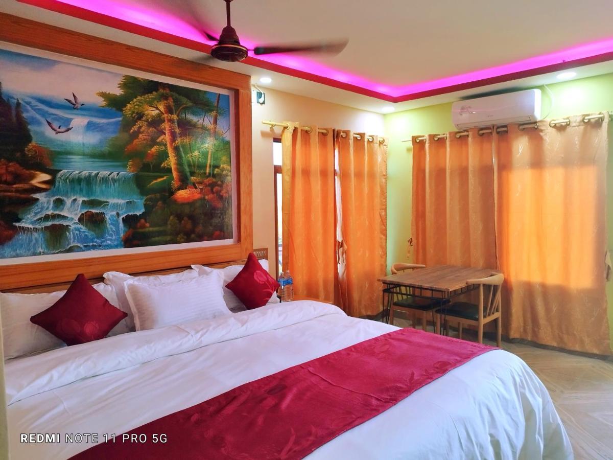 Hotel National Park Sauraha Bagian luar foto