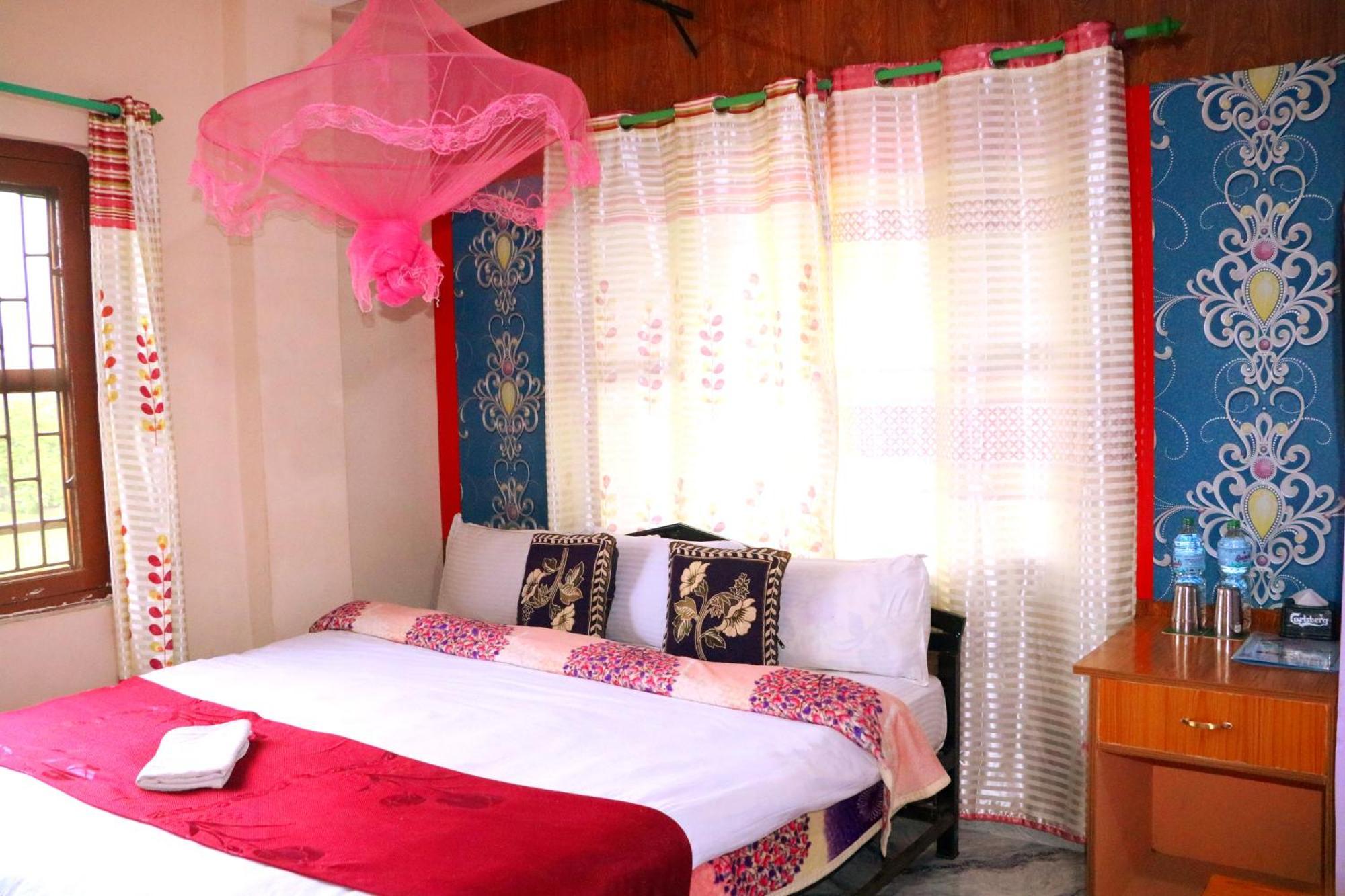 Hotel National Park Sauraha Bagian luar foto
