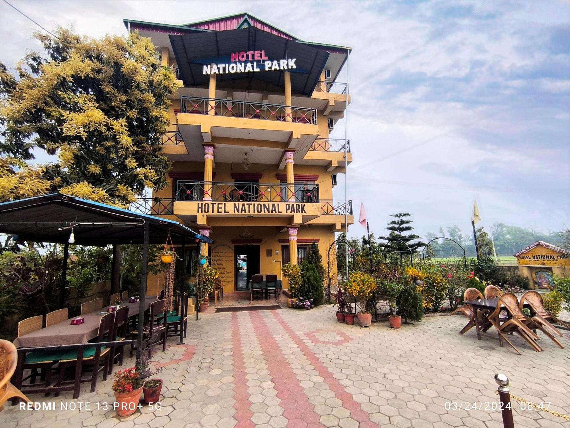 Hotel National Park Sauraha Bagian luar foto